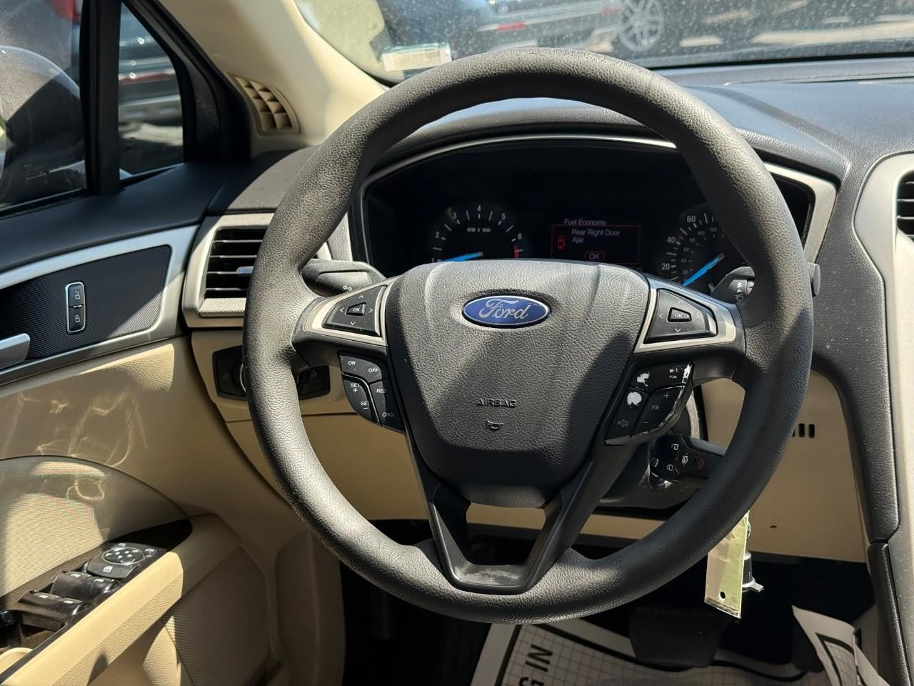 Ford Fusion Vehicle Full-screen Gallery Image 12