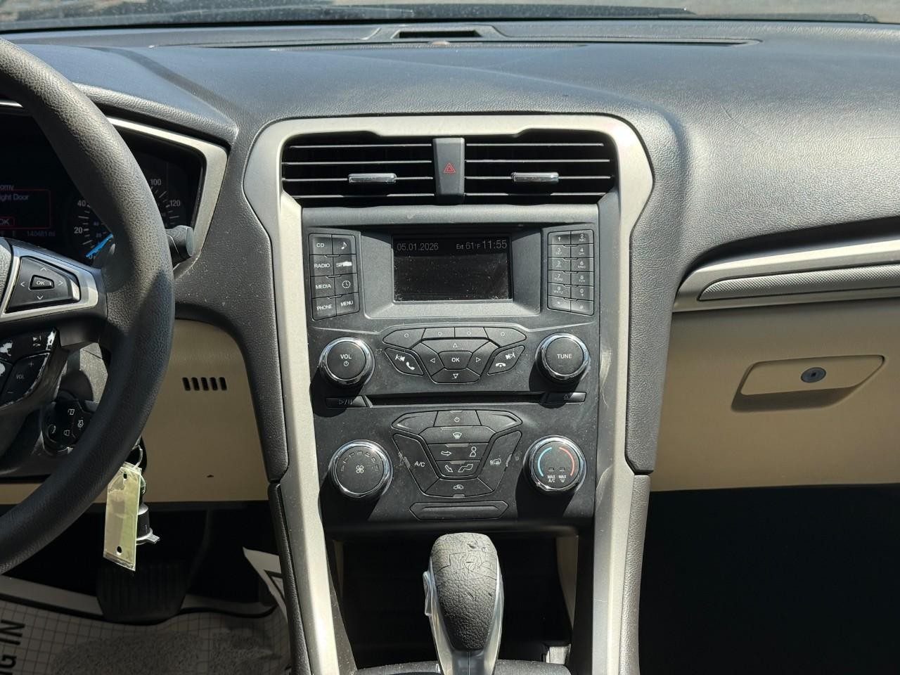 Ford Fusion Vehicle Full-screen Gallery Image 13