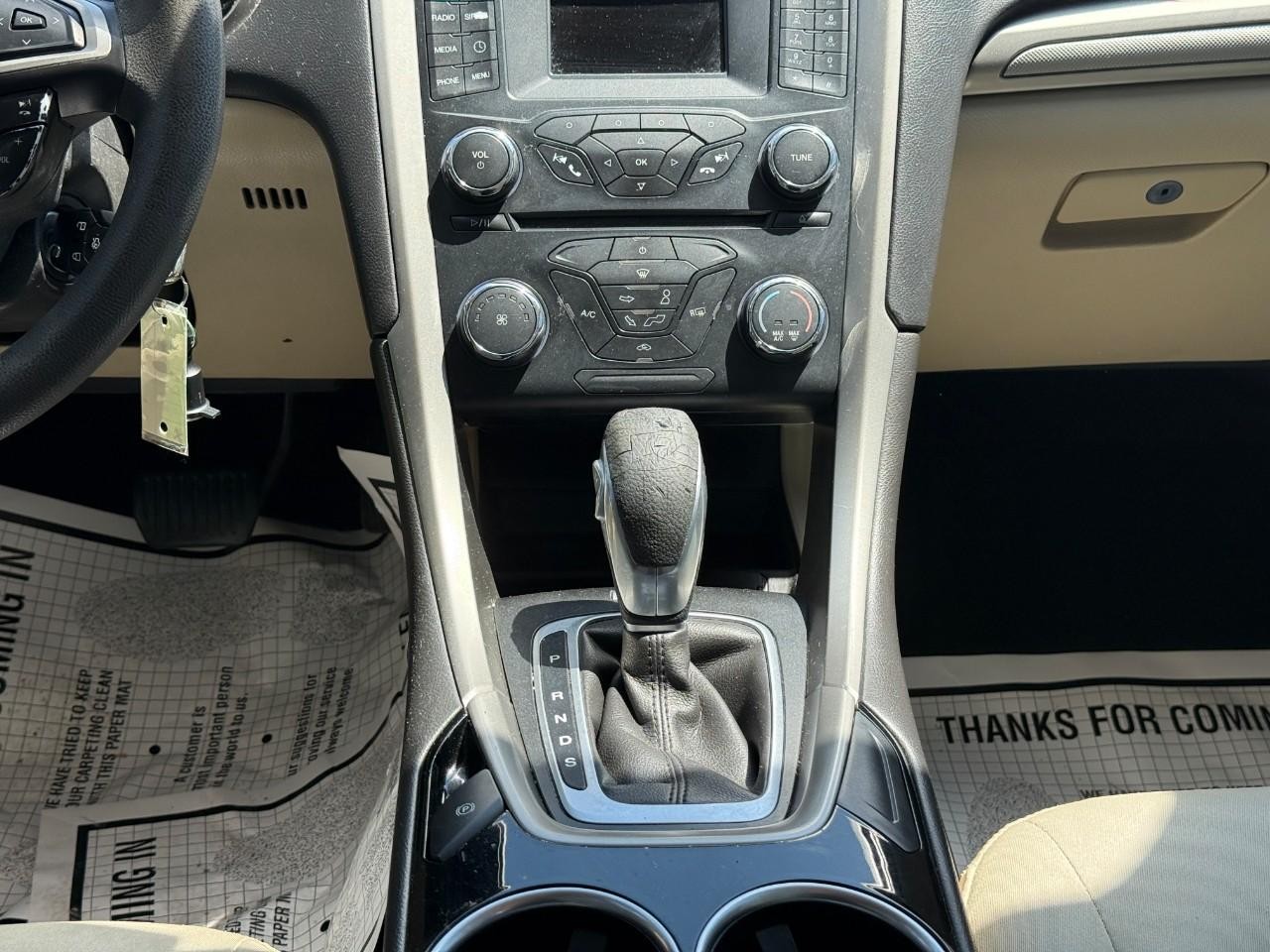 Ford Fusion Vehicle Full-screen Gallery Image 14