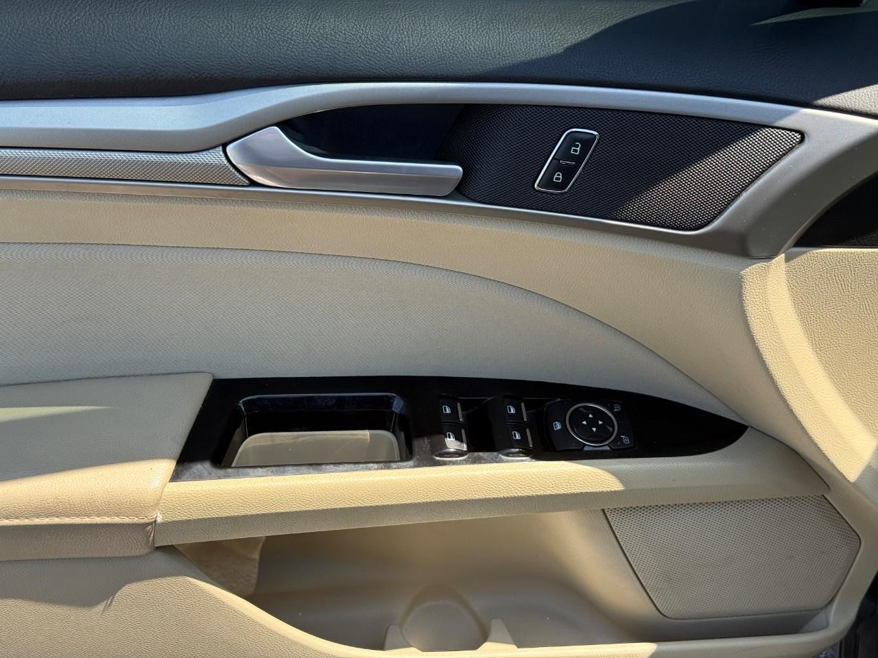 Ford Fusion Vehicle Full-screen Gallery Image 15