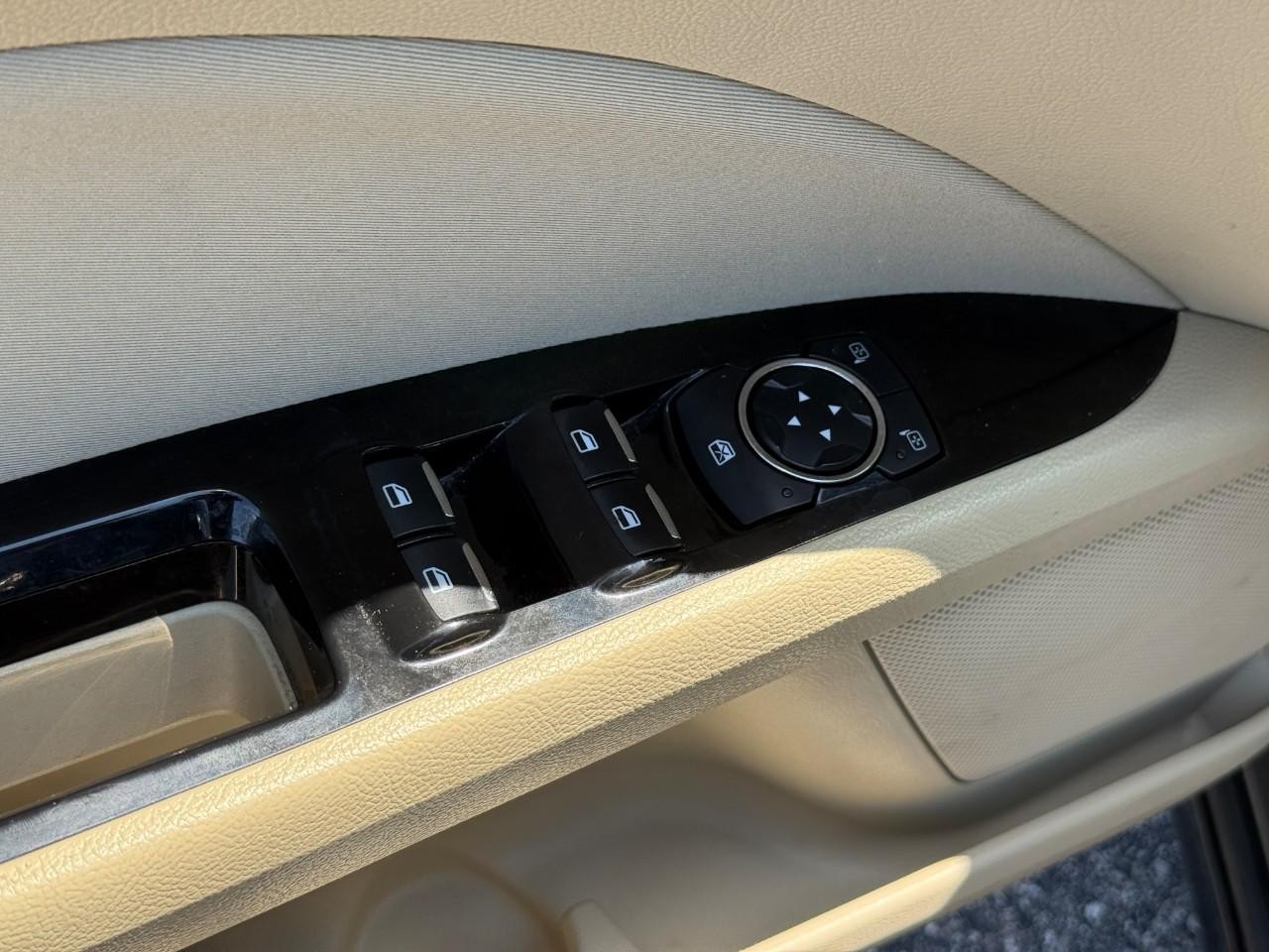 Ford Fusion Vehicle Full-screen Gallery Image 16