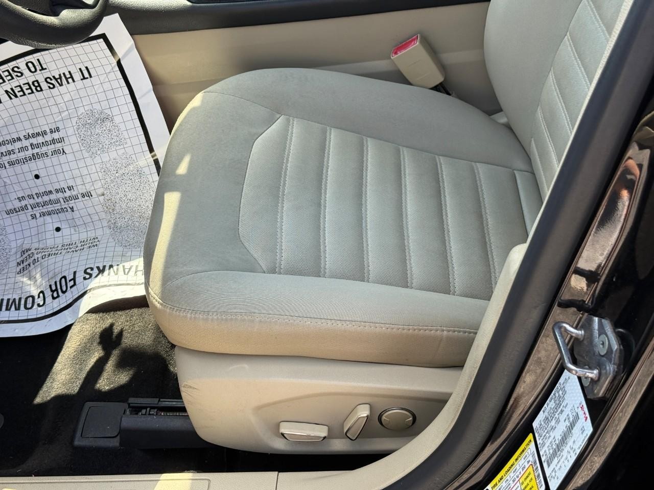 Ford Fusion Vehicle Full-screen Gallery Image 17