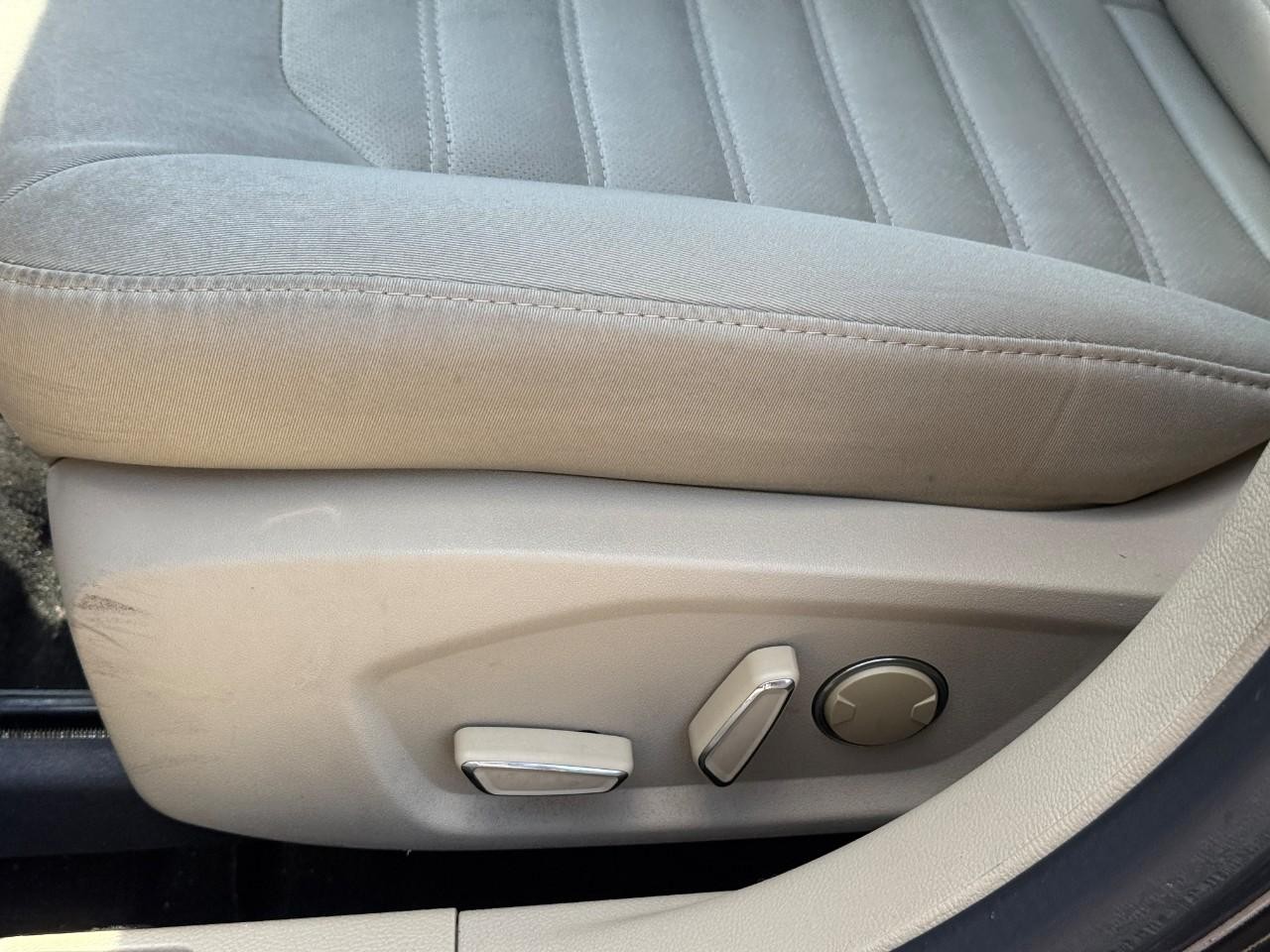 Ford Fusion Vehicle Full-screen Gallery Image 18