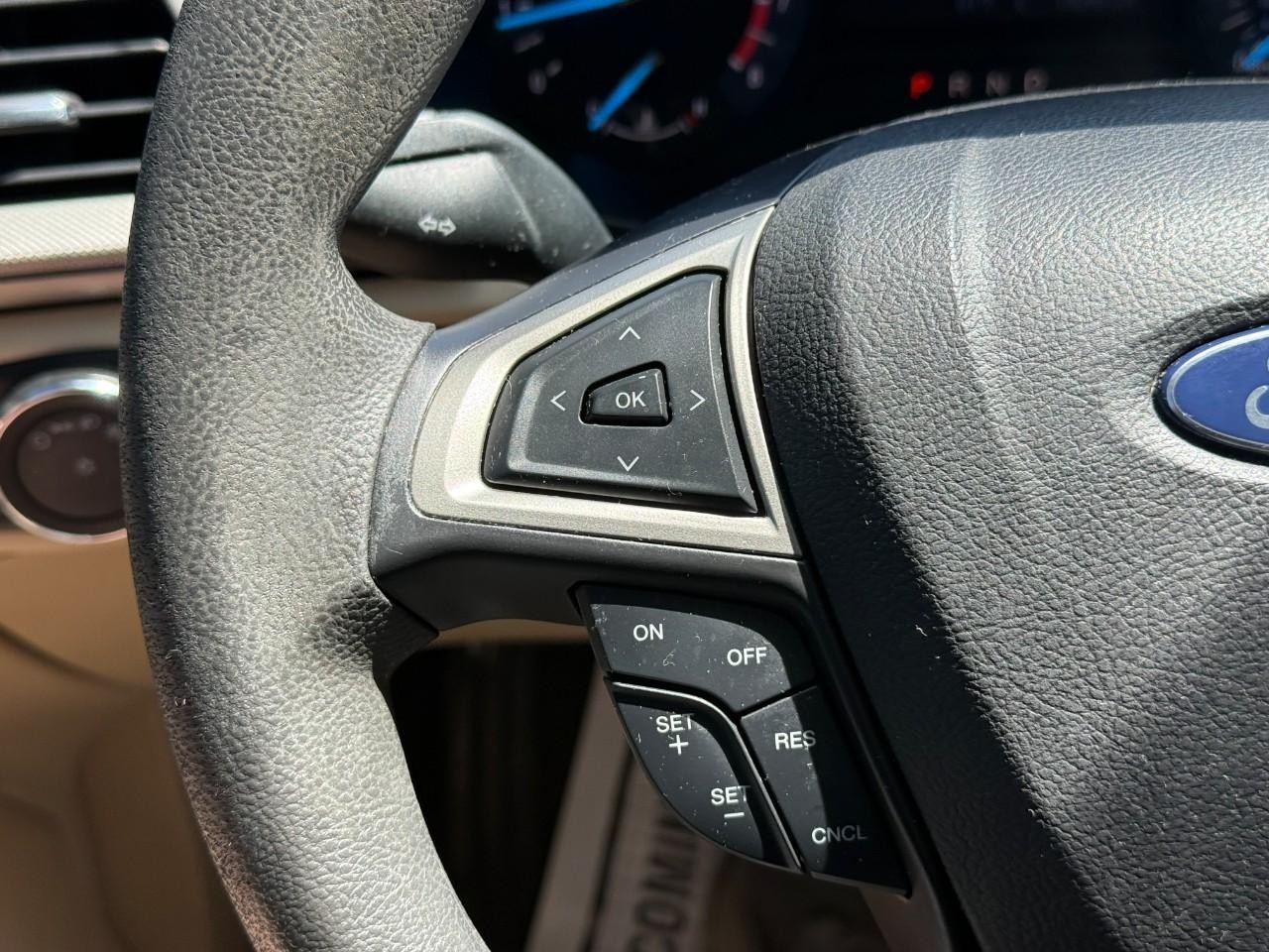 Ford Fusion Vehicle Full-screen Gallery Image 19