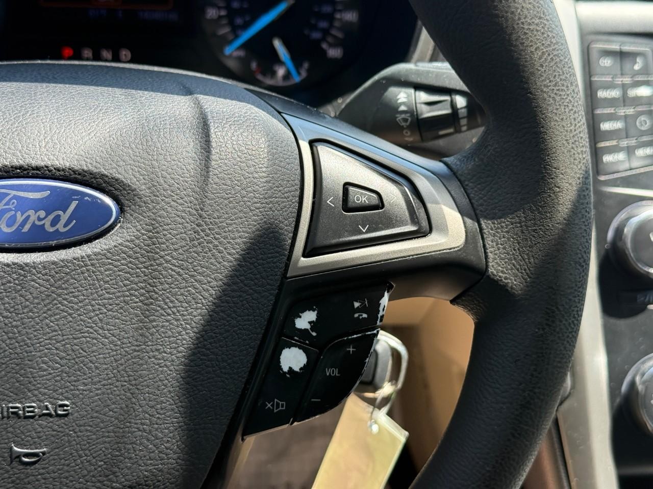Ford Fusion Vehicle Full-screen Gallery Image 20