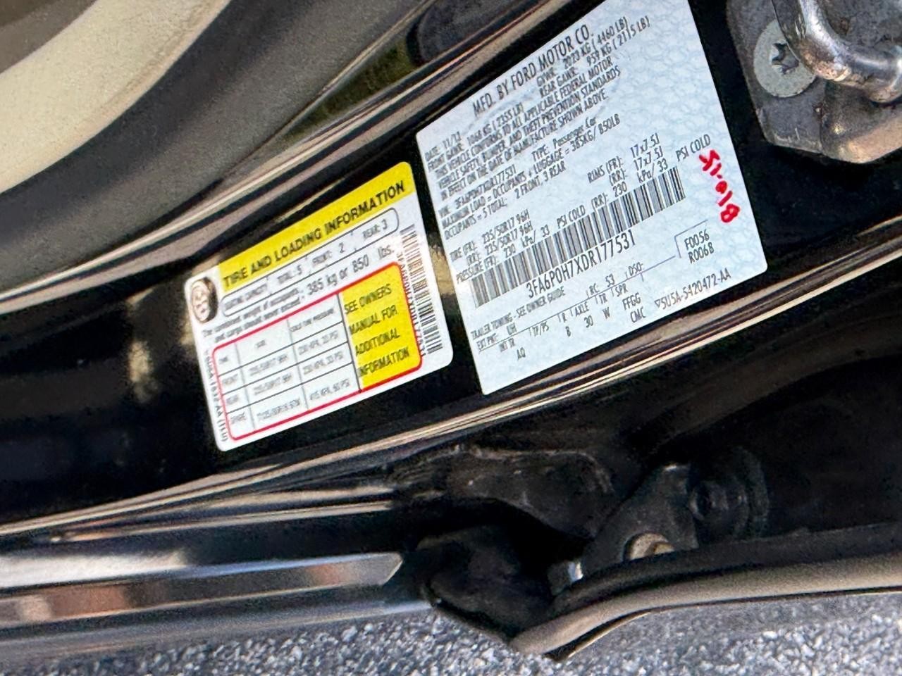 Ford Fusion Vehicle Full-screen Gallery Image 23