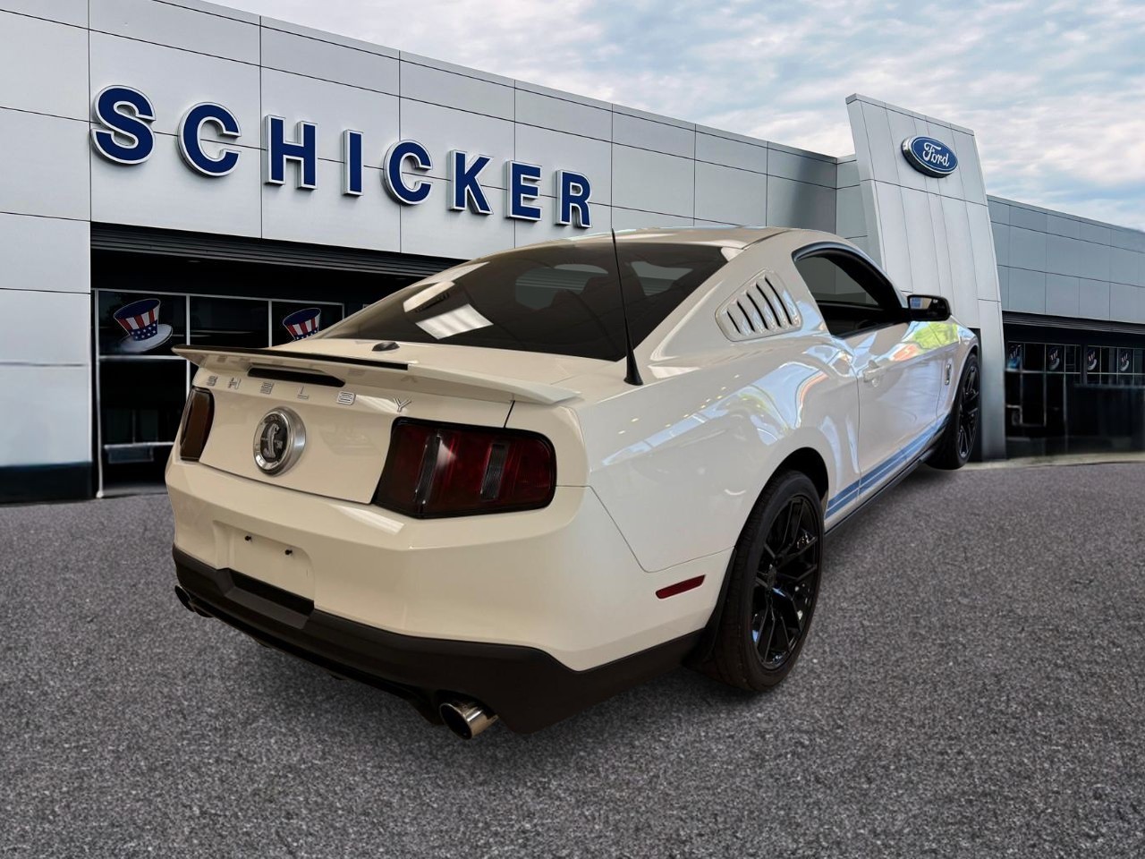 Ford Mustang Vehicle Full-screen Gallery Image 03