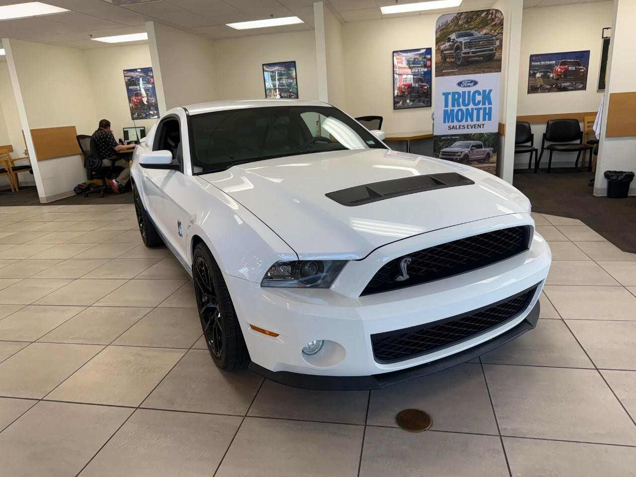 Ford Mustang Vehicle Full-screen Gallery Image 04