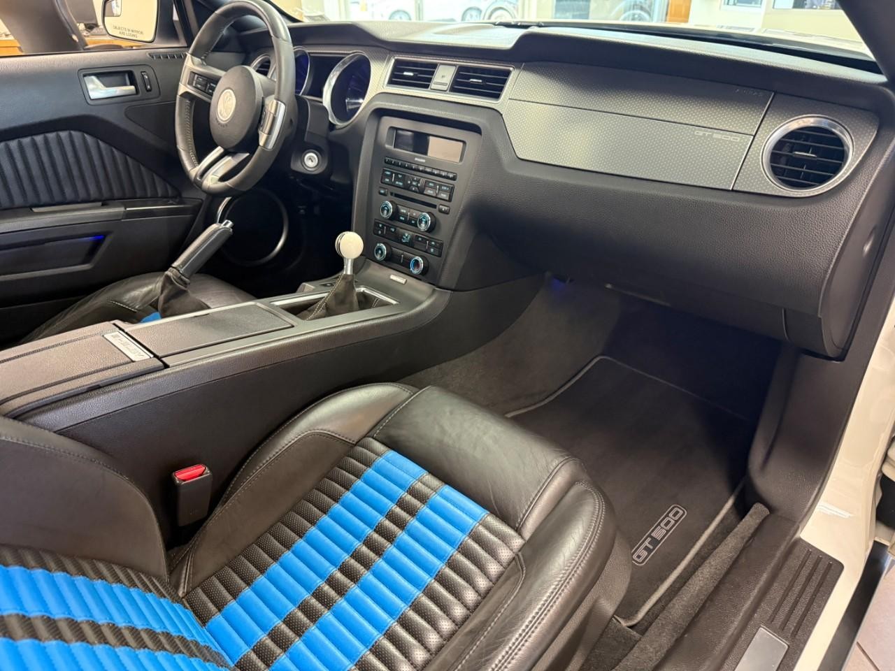 Ford Mustang Vehicle Full-screen Gallery Image 08