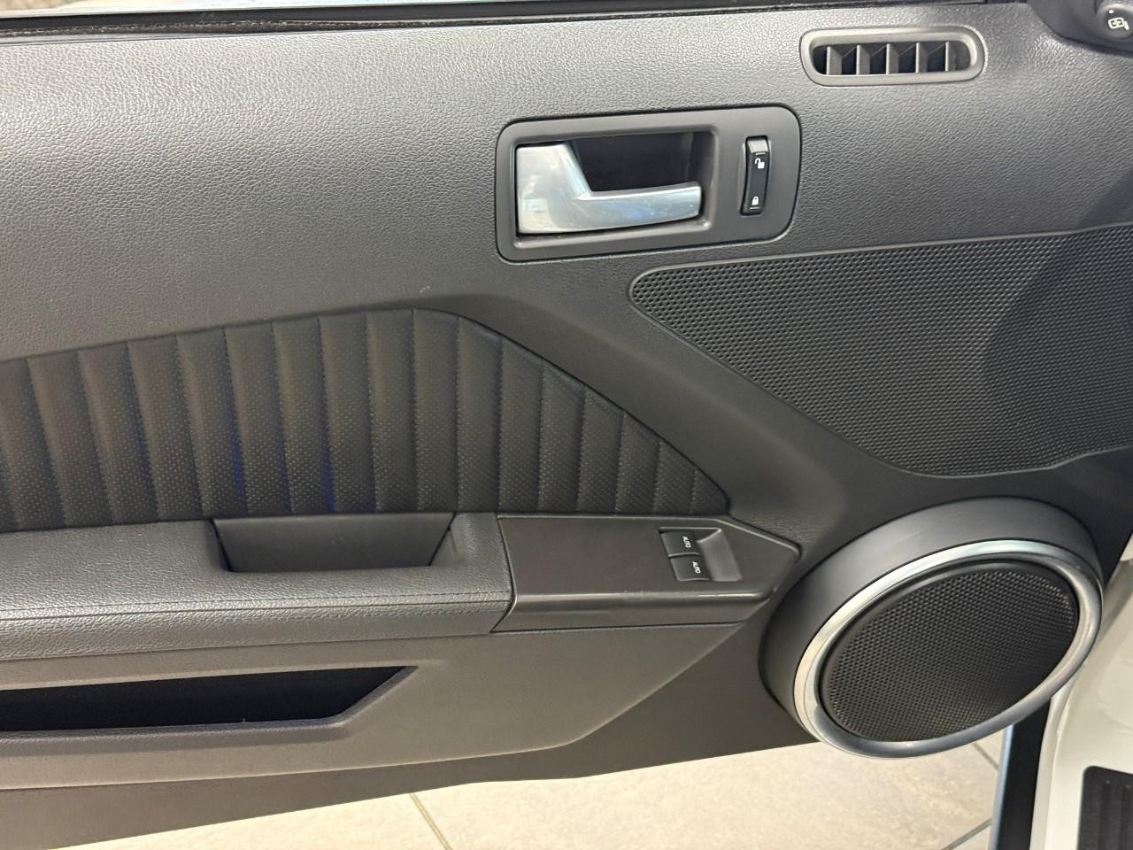Ford Mustang Vehicle Full-screen Gallery Image 09