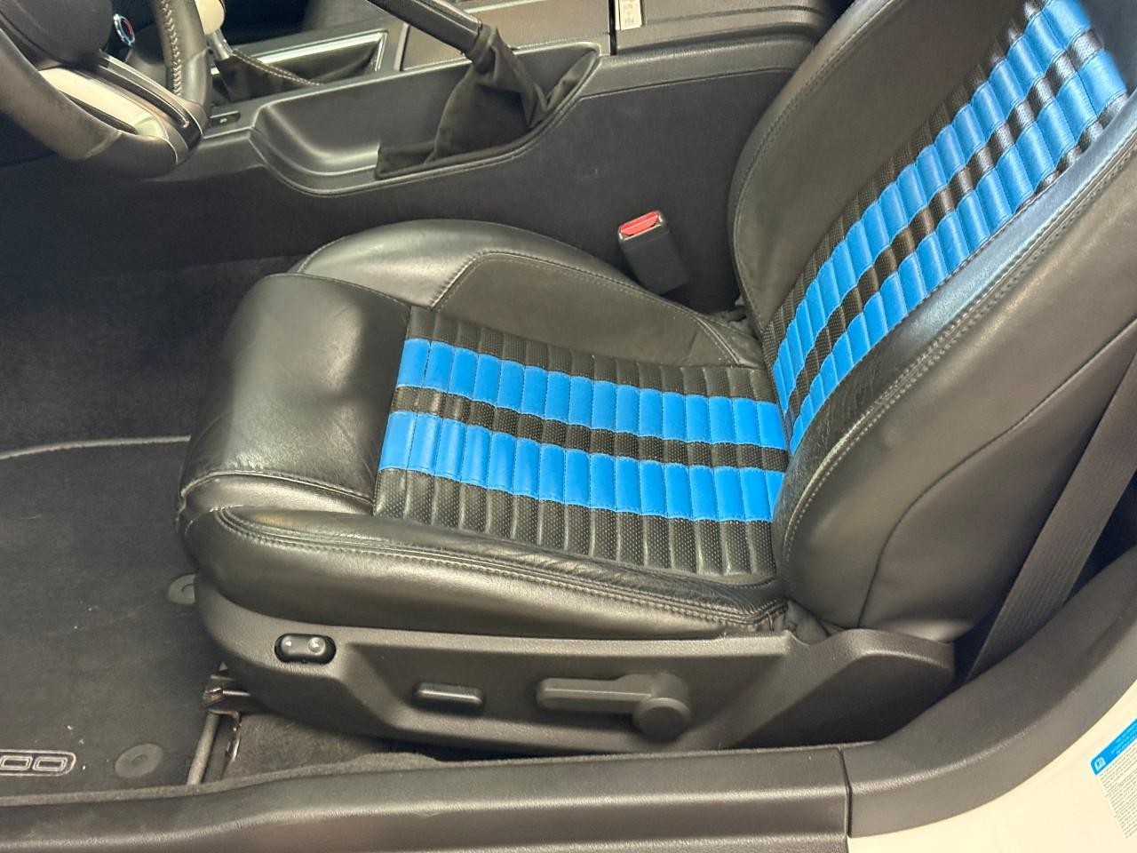 Ford Mustang Vehicle Full-screen Gallery Image 10