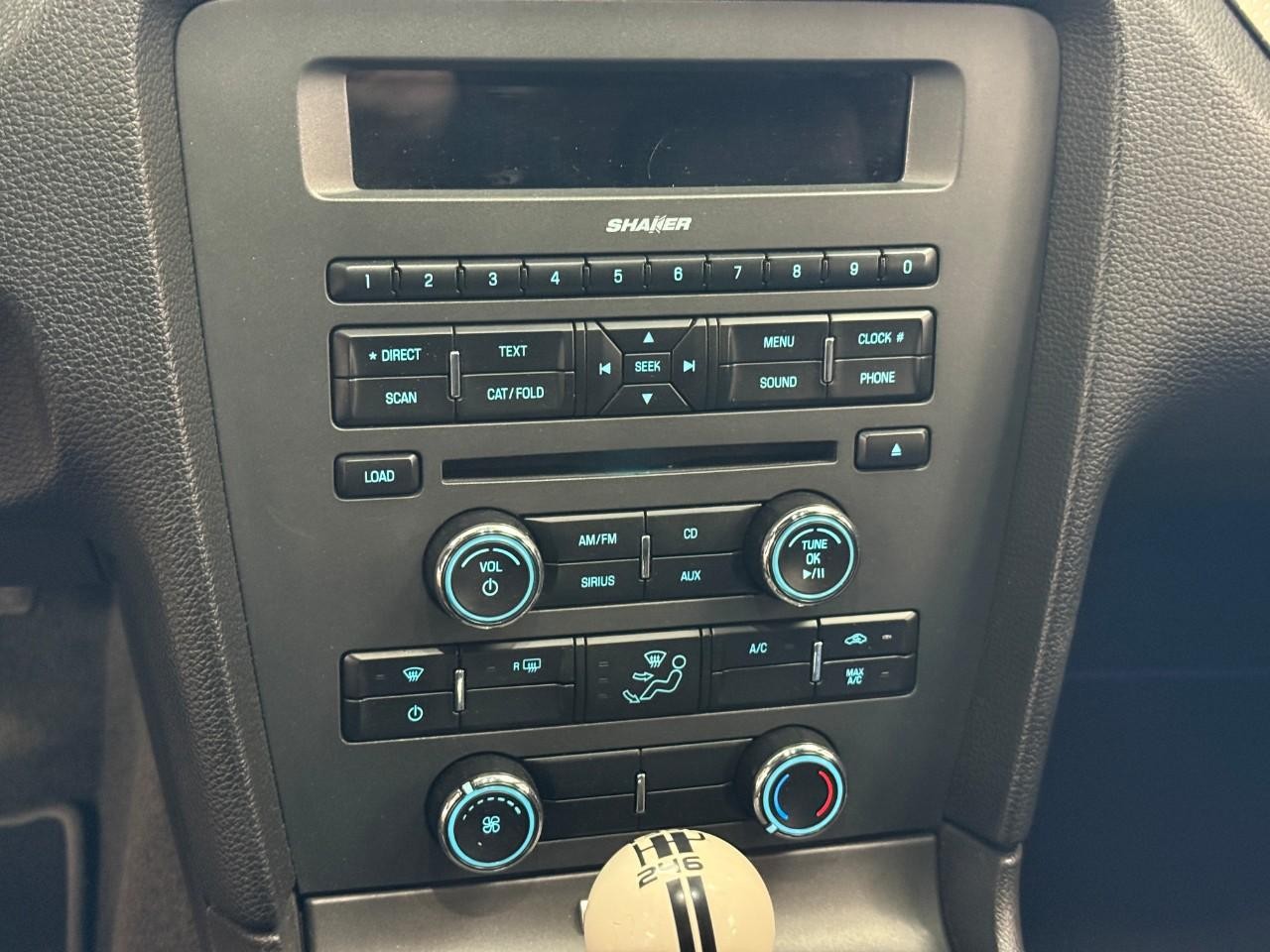 Ford Mustang Vehicle Full-screen Gallery Image 15