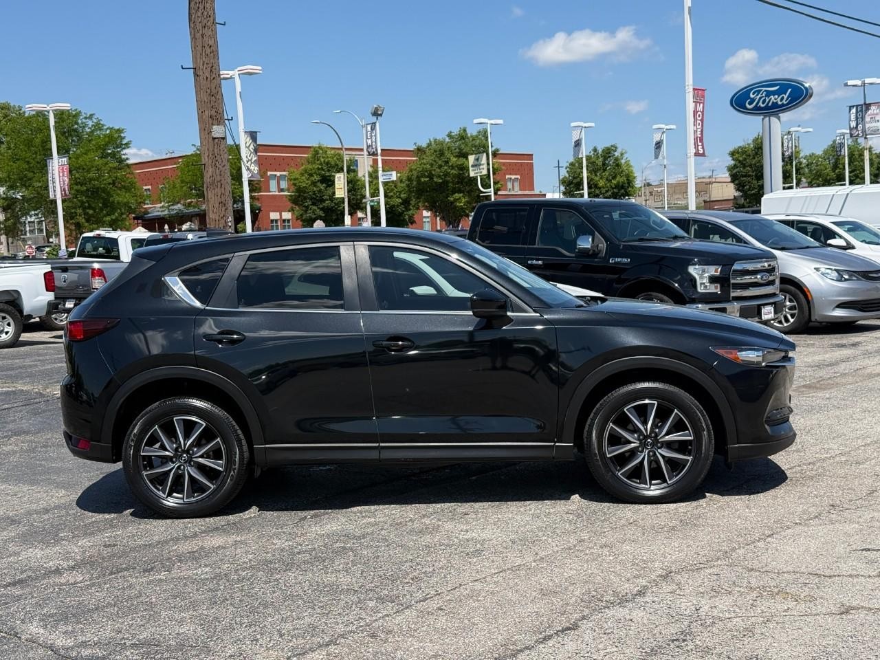 Mazda CX-5 Vehicle Full-screen Gallery Image 05