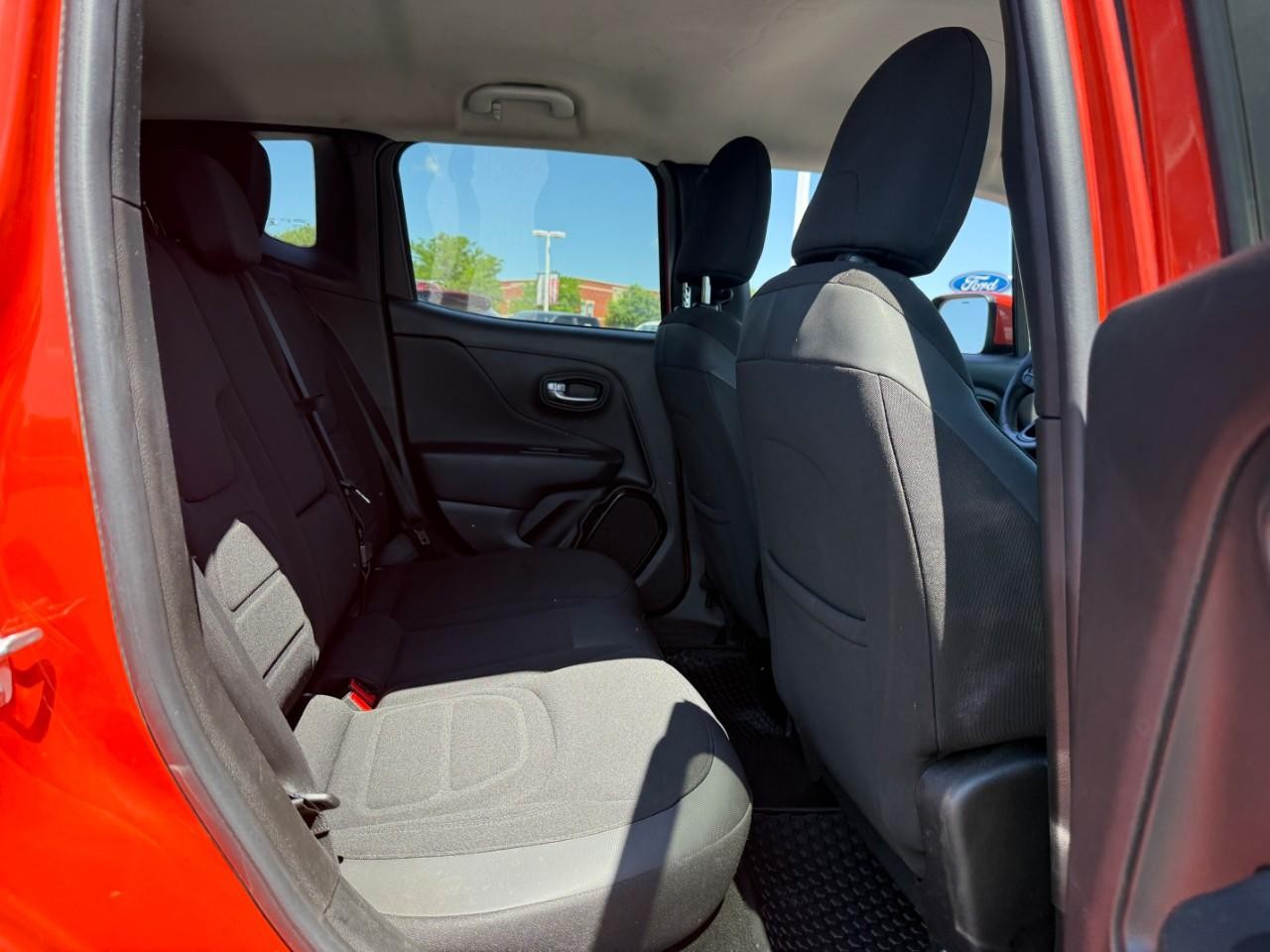 Jeep Renegade Vehicle Full-screen Gallery Image 10