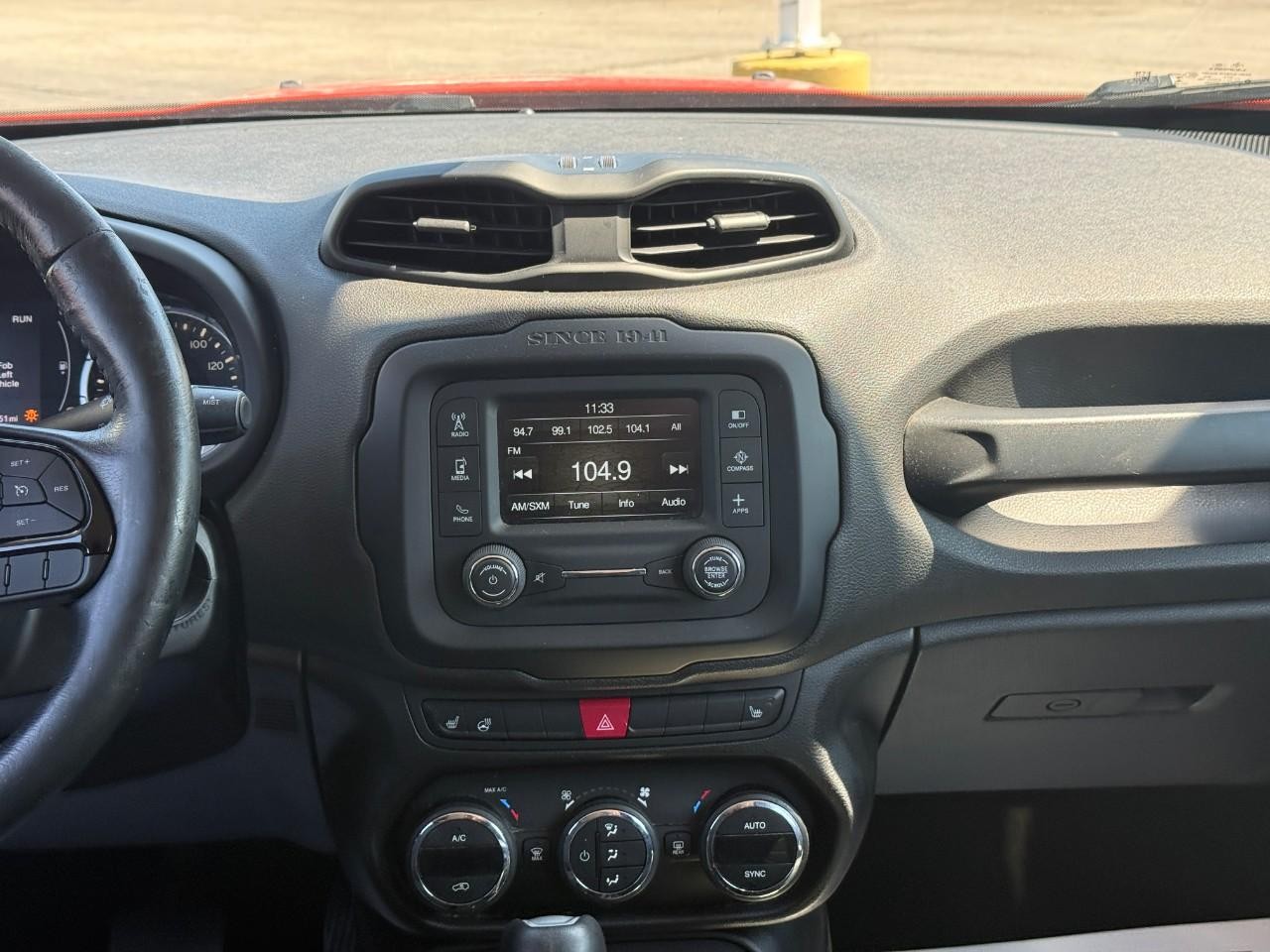 Jeep Renegade Vehicle Full-screen Gallery Image 13