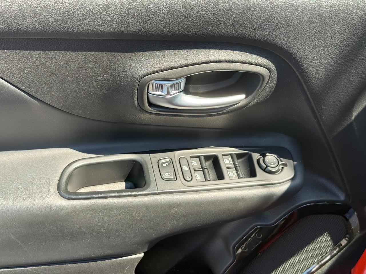 Jeep Renegade Vehicle Full-screen Gallery Image 16