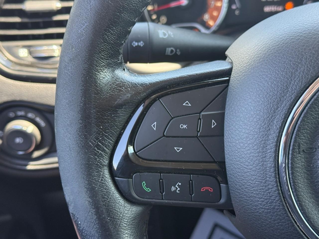 Jeep Renegade Vehicle Full-screen Gallery Image 19