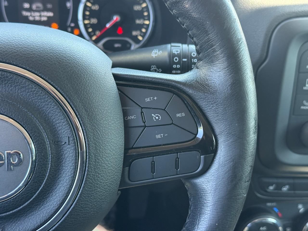 Jeep Renegade Vehicle Full-screen Gallery Image 20