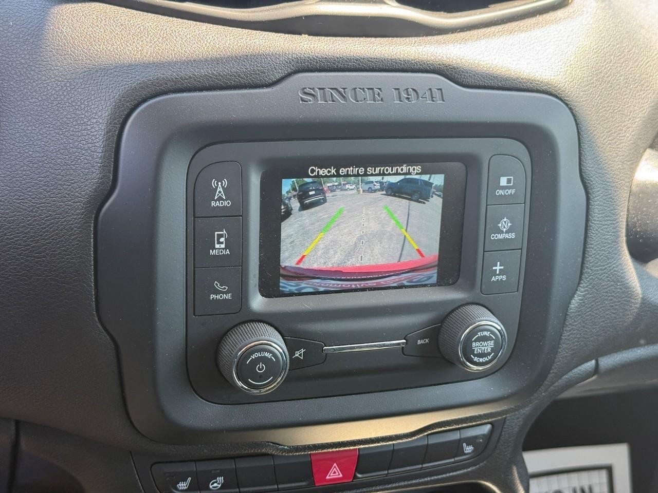 Jeep Renegade Vehicle Full-screen Gallery Image 23