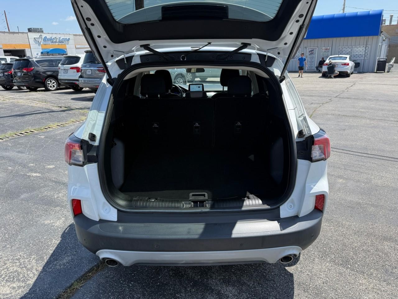 Ford Escape Vehicle Full-screen Gallery Image 07