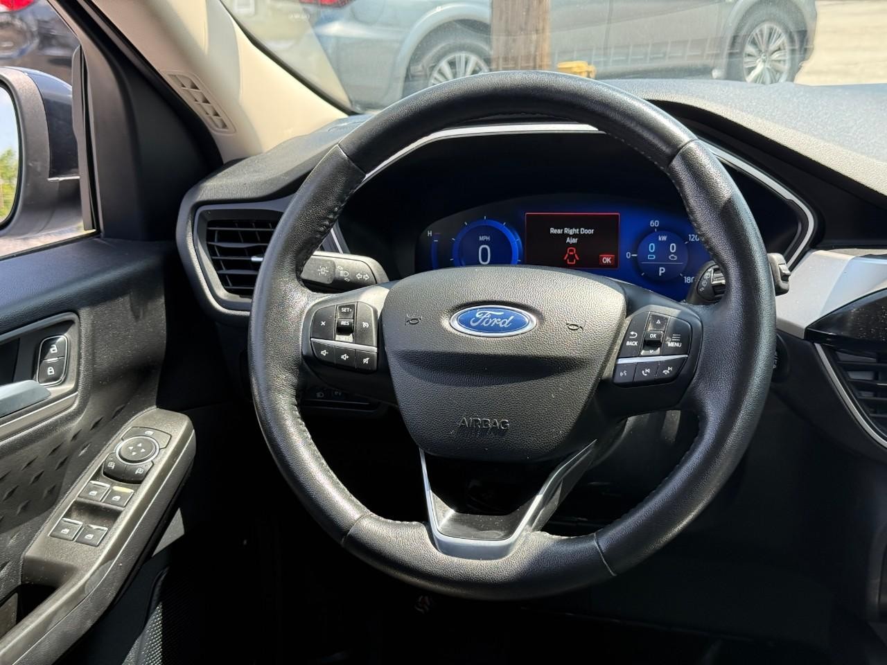 Ford Escape Vehicle Full-screen Gallery Image 12