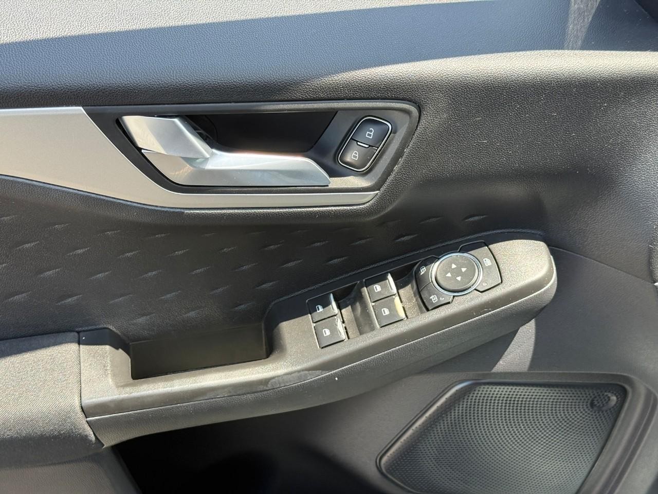Ford Escape Vehicle Full-screen Gallery Image 16