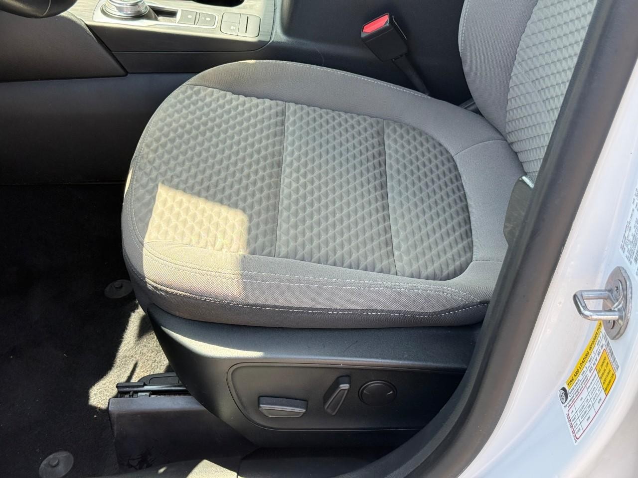 Ford Escape Vehicle Full-screen Gallery Image 17