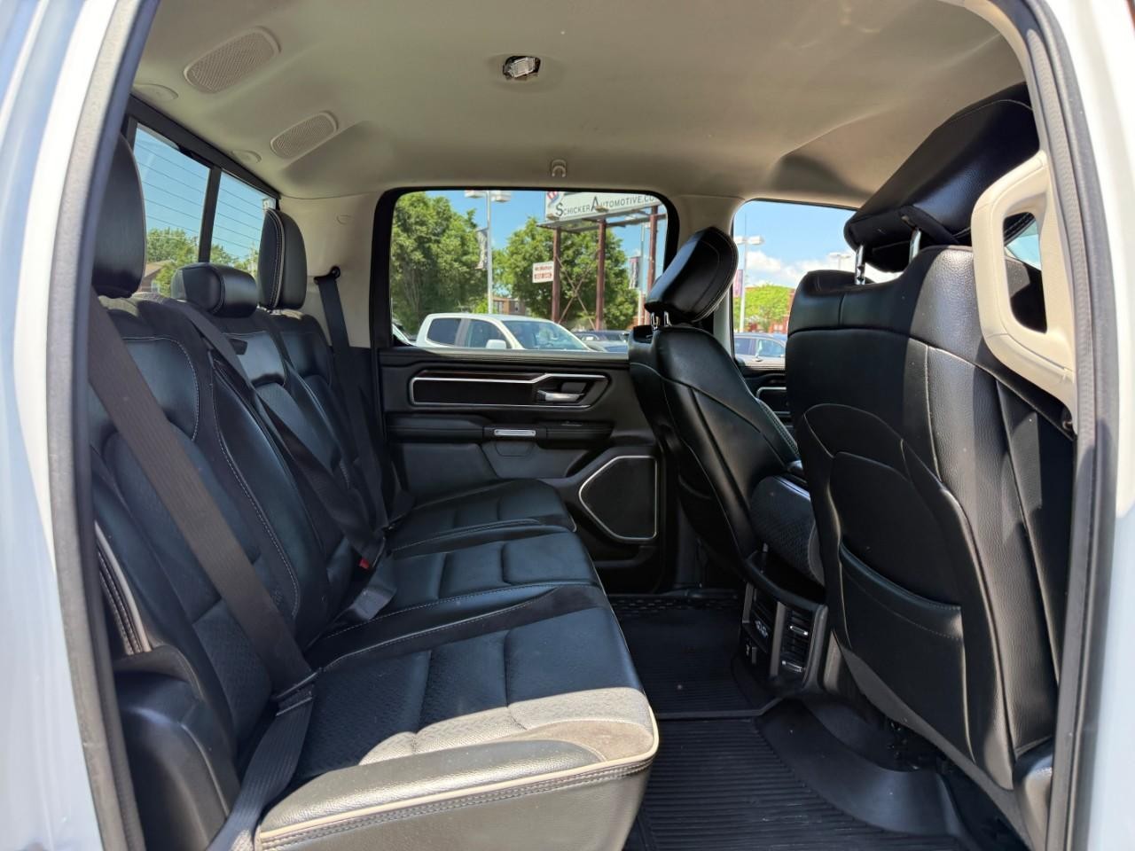 Ram 1500 Vehicle Full-screen Gallery Image 10
