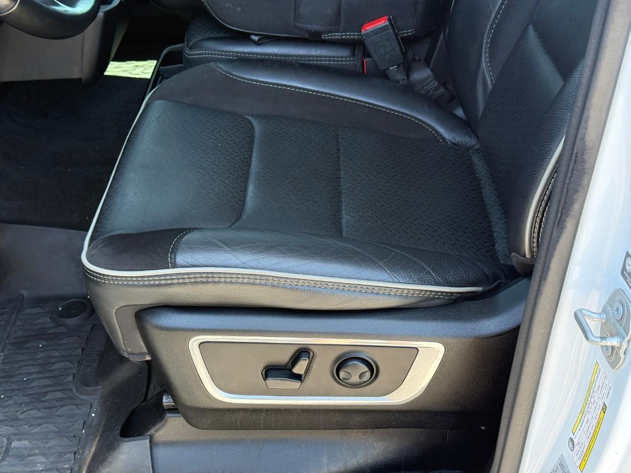 Ram 1500 Vehicle Full-screen Gallery Image 17