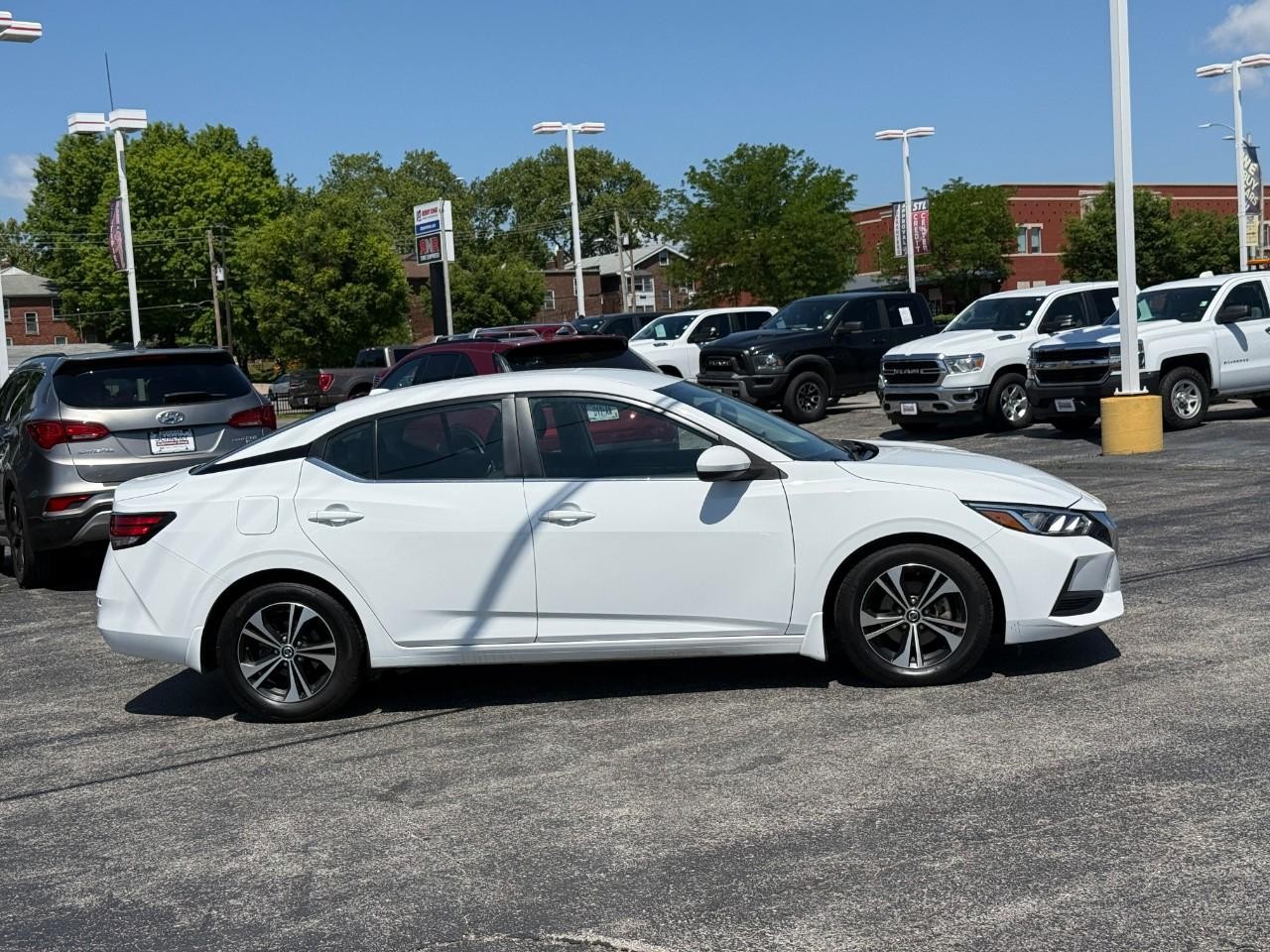 Nissan Sentra Vehicle Full-screen Gallery Image 05