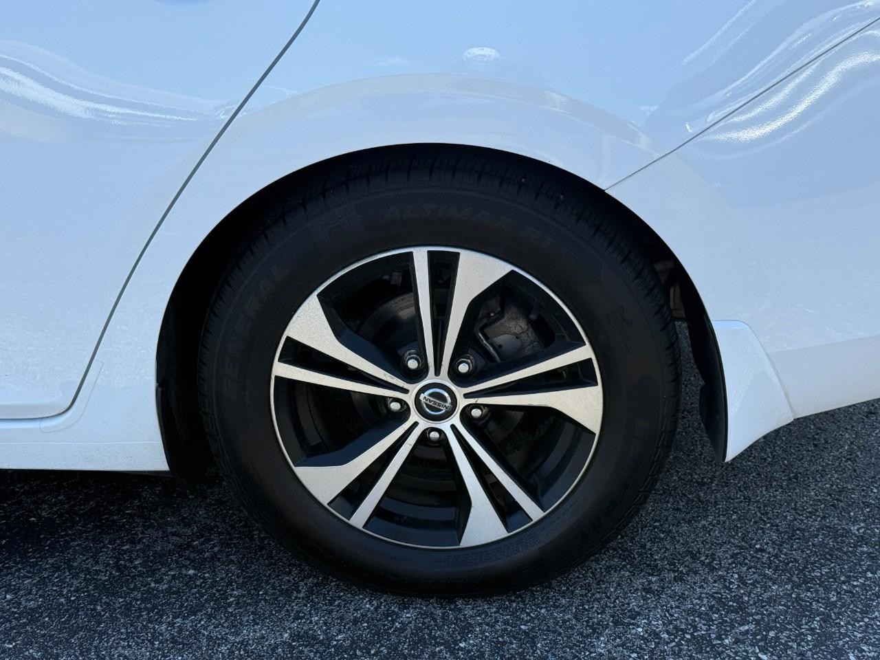 Nissan Sentra Vehicle Full-screen Gallery Image 06