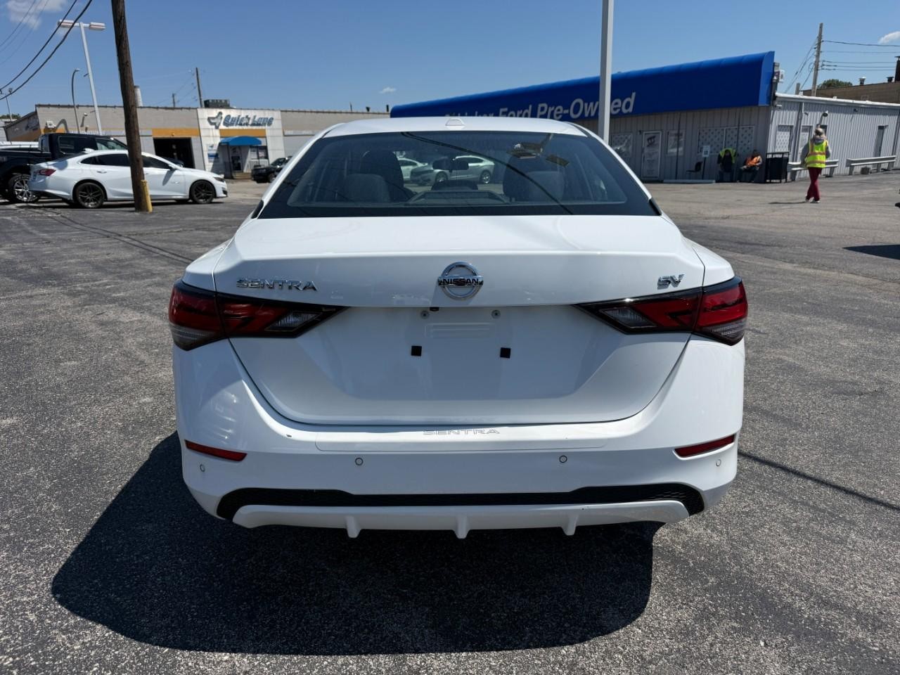 Nissan Sentra Vehicle Full-screen Gallery Image 09