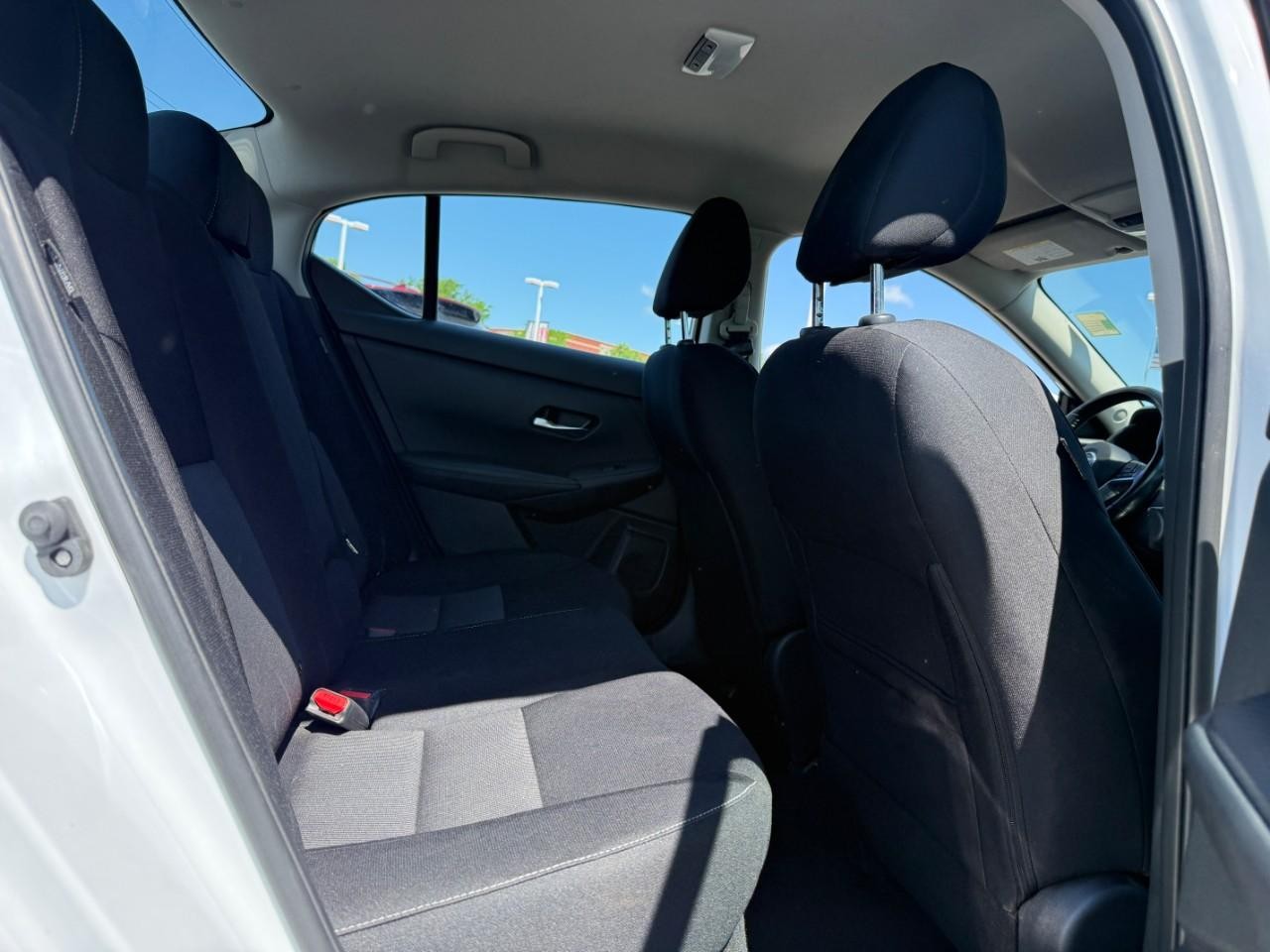 Nissan Sentra Vehicle Full-screen Gallery Image 11