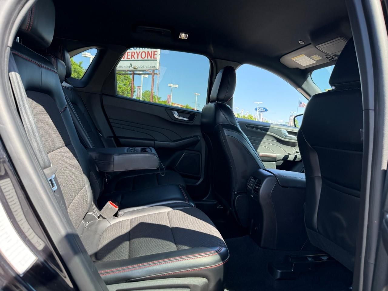 Ford Escape Vehicle Full-screen Gallery Image 10