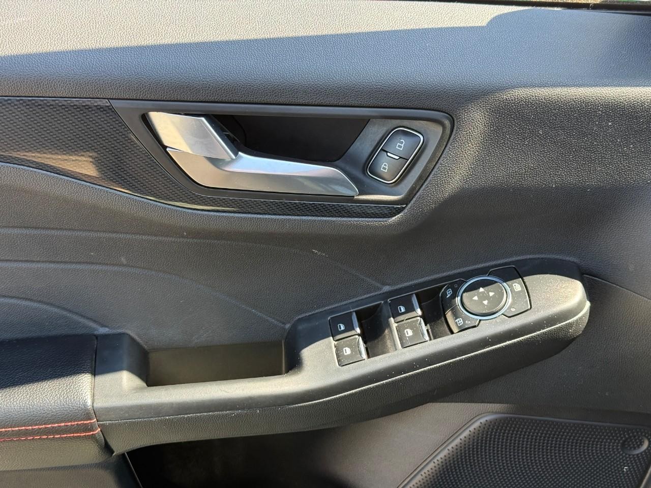 Ford Escape Vehicle Full-screen Gallery Image 15
