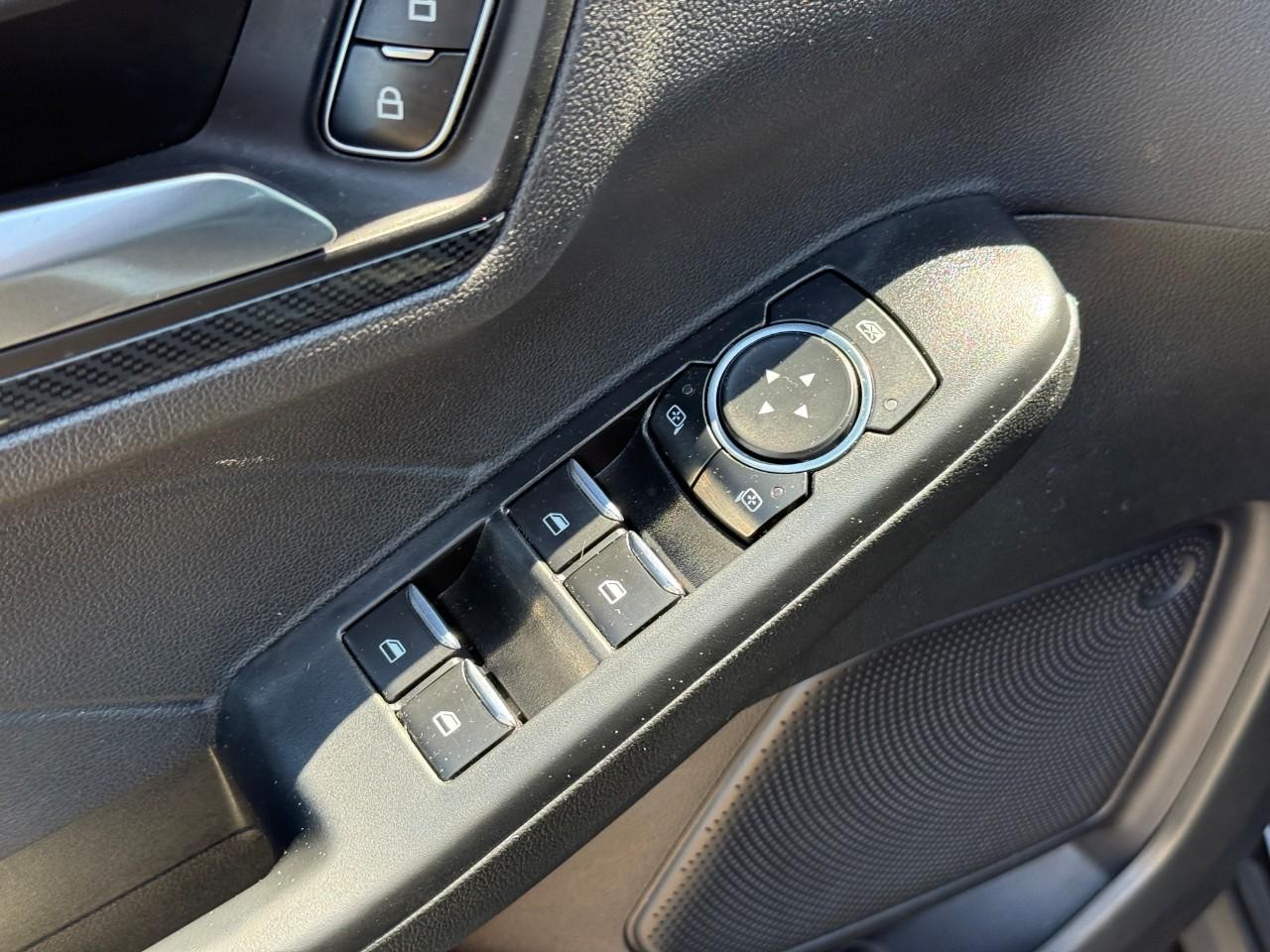 Ford Escape Vehicle Full-screen Gallery Image 16