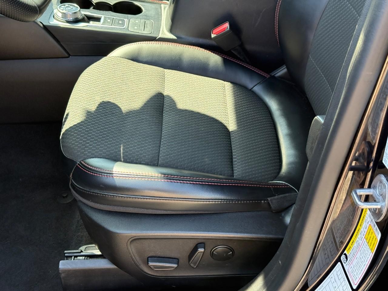 Ford Escape Vehicle Full-screen Gallery Image 17