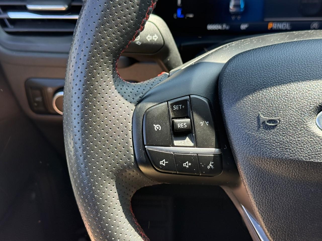 Ford Escape Vehicle Full-screen Gallery Image 19