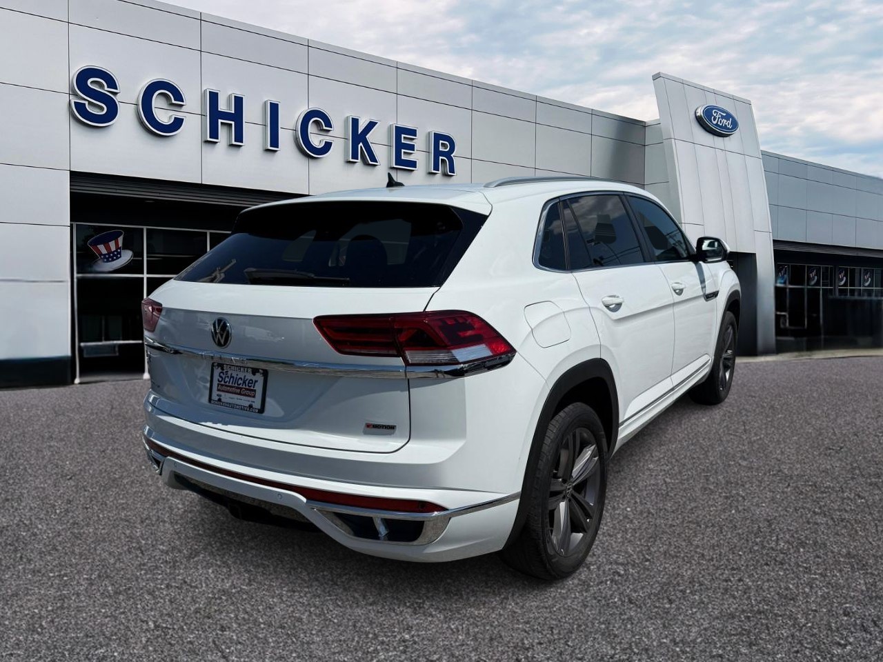 Volkswagen Atlas Cross Sport Vehicle Full-screen Gallery Image 02