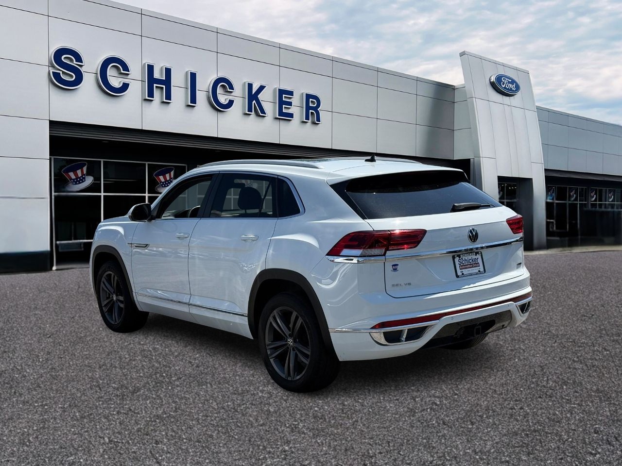 Volkswagen Atlas Cross Sport Vehicle Full-screen Gallery Image 03