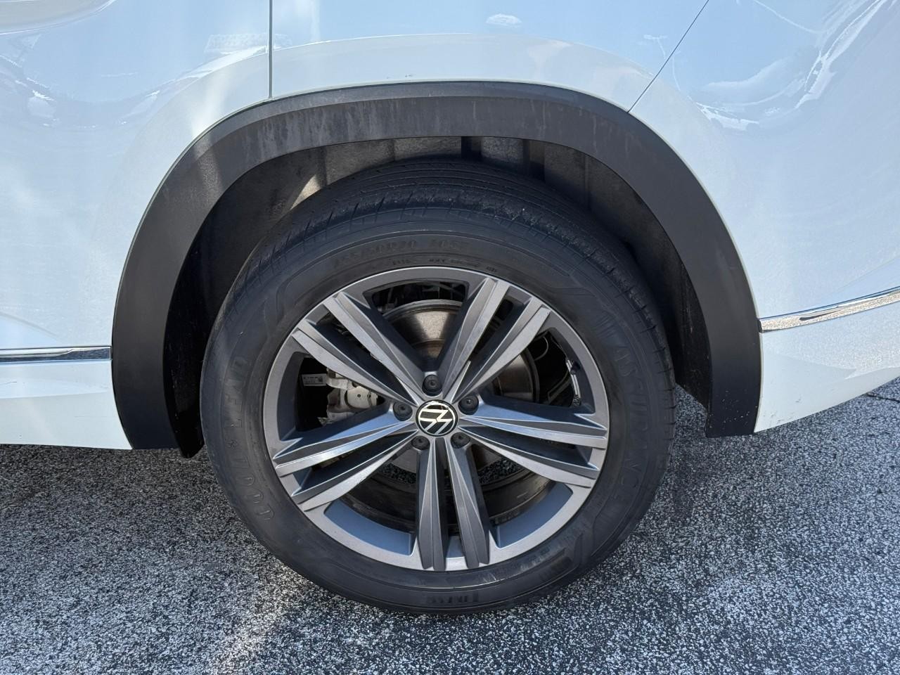 Volkswagen Atlas Cross Sport Vehicle Full-screen Gallery Image 06
