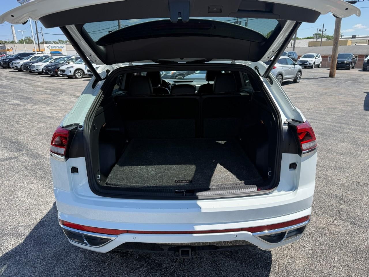 Volkswagen Atlas Cross Sport Vehicle Full-screen Gallery Image 07