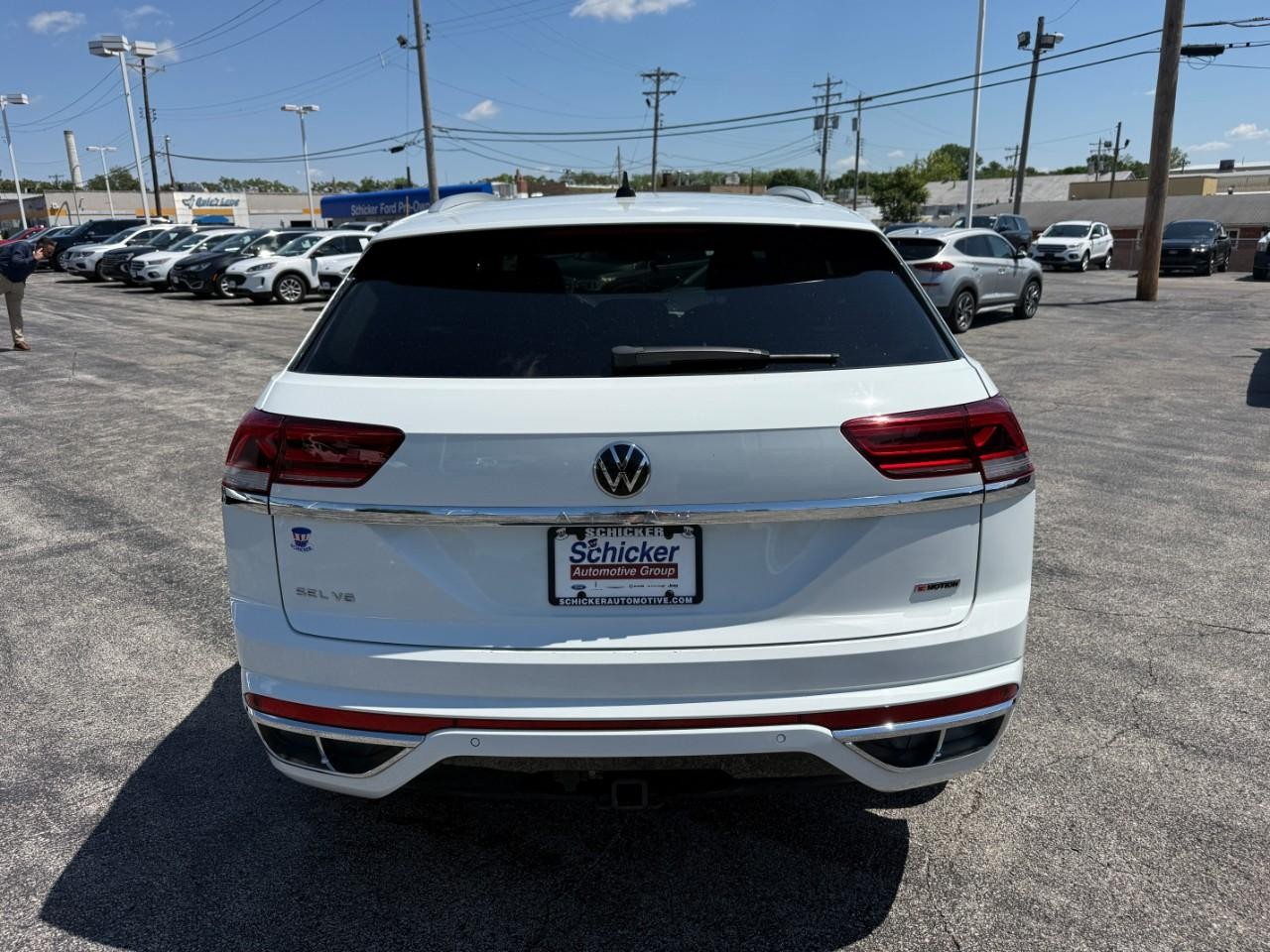 Volkswagen Atlas Cross Sport Vehicle Full-screen Gallery Image 08