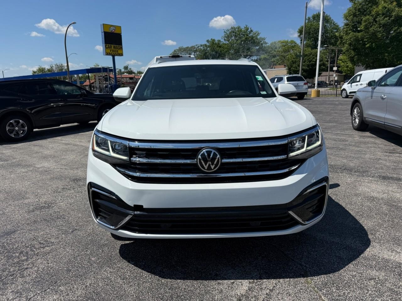 Volkswagen Atlas Cross Sport Vehicle Full-screen Gallery Image 09
