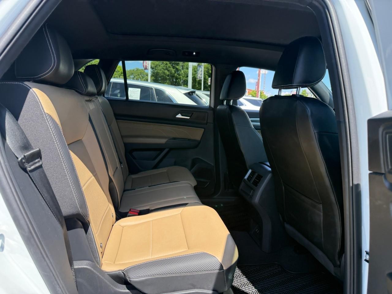 Volkswagen Atlas Cross Sport Vehicle Full-screen Gallery Image 10
