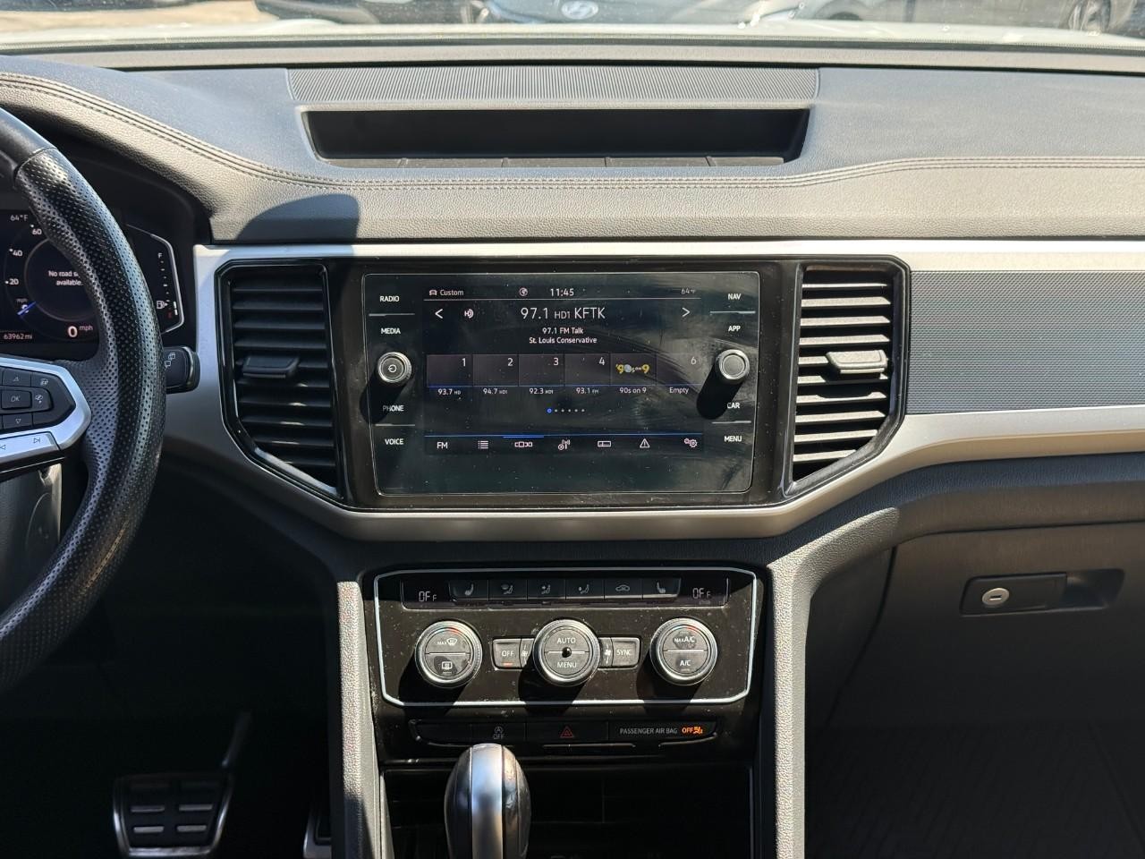 Volkswagen Atlas Cross Sport Vehicle Full-screen Gallery Image 13