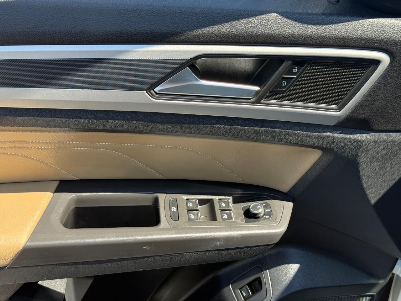 Volkswagen Atlas Cross Sport Vehicle Full-screen Gallery Image 15