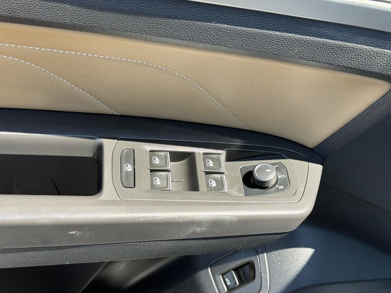 Volkswagen Atlas Cross Sport Vehicle Full-screen Gallery Image 16