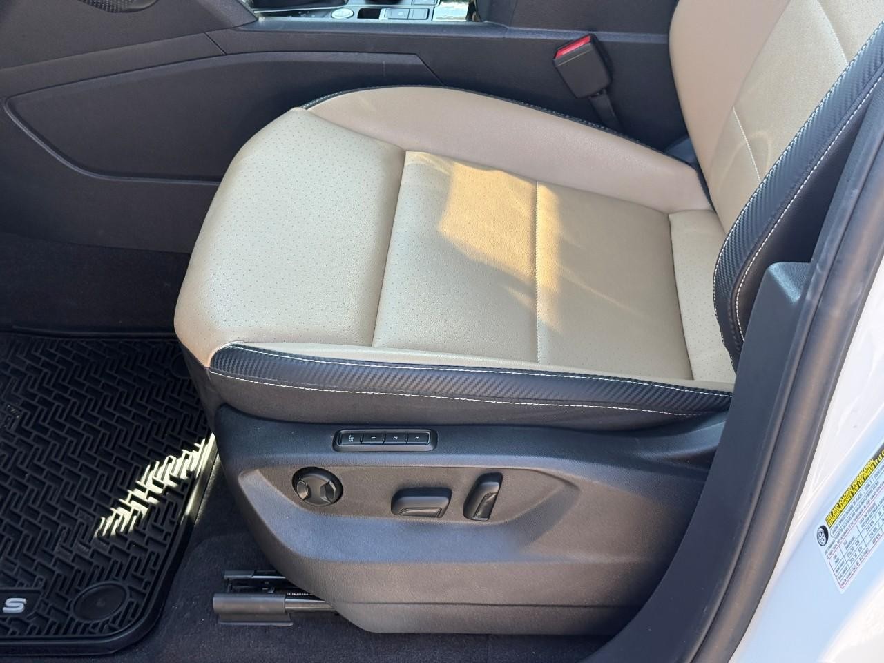 Volkswagen Atlas Cross Sport Vehicle Full-screen Gallery Image 17