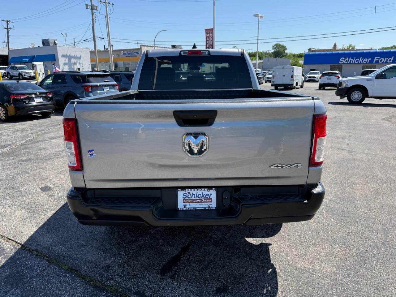 Ram 1500 Vehicle Full-screen Gallery Image 09